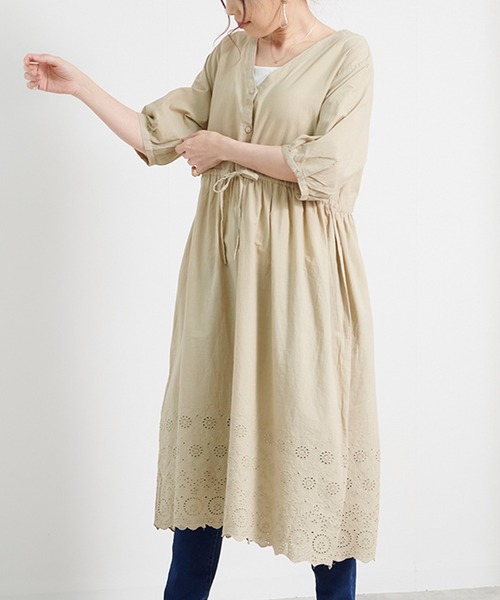 Fizz（フィズ）の「【Fizz/フィズ】　綿キャンブリック　スカラップレースガウンワンピース（ワンピース・レディース・オフホワイト/ダークブルー/グレイッシュベージュ/ブラック・M）」の8枚目の写真