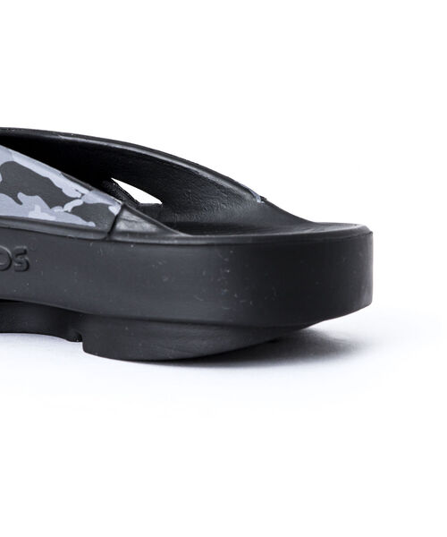 OOFOS（ウーフォス）の「【OOFOS/ウーフォス】OOriginal Sport リカバリーサンダル（サンダル・メンズ・ブラック系その他・6/7/8/9）」の13枚目の写真