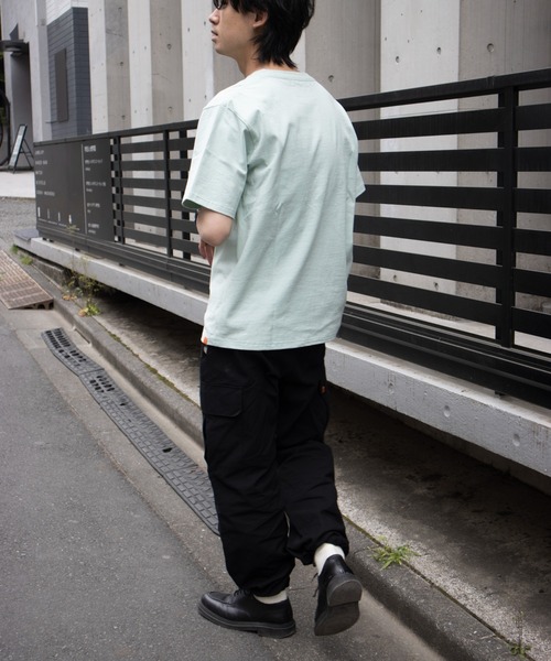 UNIVERSAL OVERALL（ユニバーサルオーバーオール）の「ユニバーサルオーバーオール ロゴTシャツ / プリントTシャツ / CENTER LOGO TEE（Tシャツ/カットソー・メンズ・オートミール/ライトグリーン/ブラック/ホワイト/ミント・XL/L/M/S）」の14枚目の写真