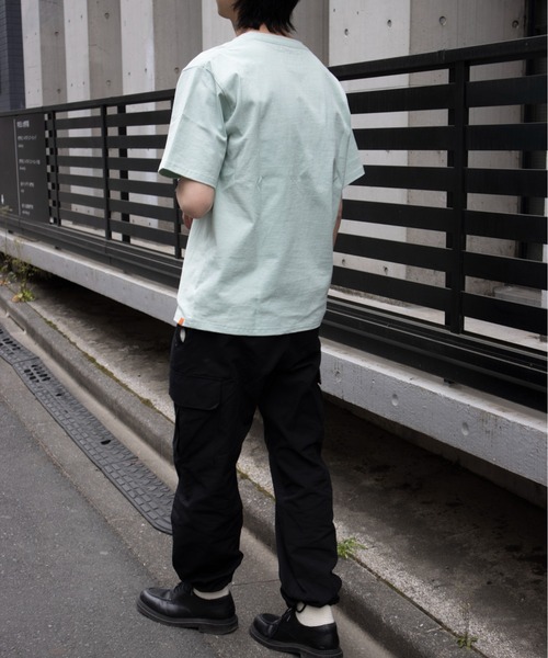 UNIVERSAL OVERALL（ユニバーサルオーバーオール）の「ユニバーサルオーバーオール ロゴTシャツ / プリントTシャツ / CENTER LOGO TEE（Tシャツ/カットソー・メンズ・オートミール/ライトグリーン/ブラック/ホワイト/ミント・XL/L/M/S）」の13枚目の写真