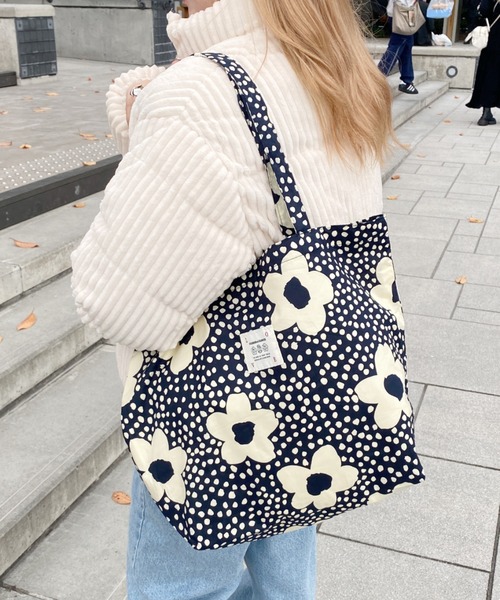 wears(ウェアーズ)の「【A4収納可】花柄総柄トートバッグ(トートバッグ・レディース・その他1/その他2/その他3/その他5/その他6/その他7/その他8/その他9/その他4・FREE)」の5枚目の写真