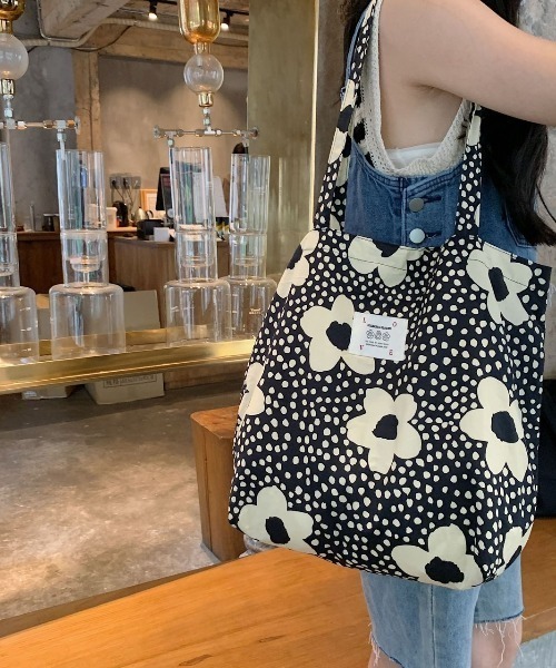 wears（ウェアーズ）の「【A4収納可】花柄総柄トートバッグ