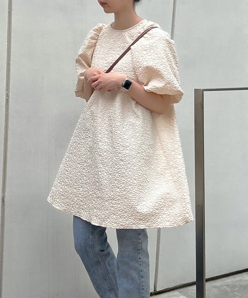 Lamoa(ラモア)の「【Lamoa】/エンボスティアードミニワンピース(ワンピース・レディース・オフホワイト/ブラック/サックスブルー・MEDIUM)」の2枚目の写真