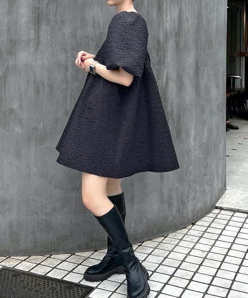 Lamoa(ラモア)の「【Lamoa】/エンボスティアードミニワンピース(ワンピース・レディース・オフホワイト/ブラック/サックスブルー・MEDIUM)」の3枚目の写真