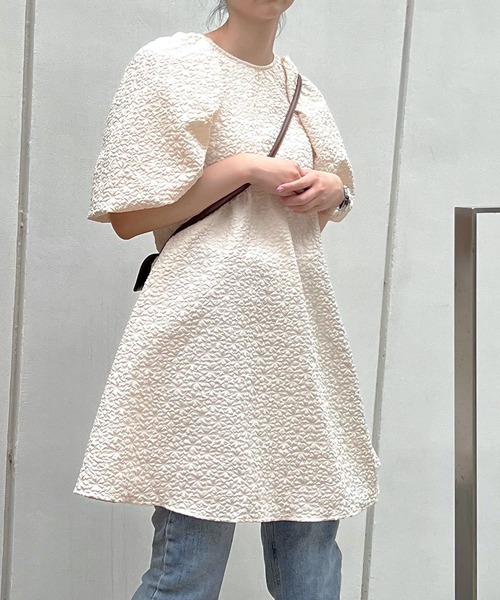 Lamoa(ラモア)の「【Lamoa】/エンボスティアードミニワンピース(ワンピース・レディース・オフホワイト/ブラック/サックスブルー・MEDIUM)」の8枚目の写真