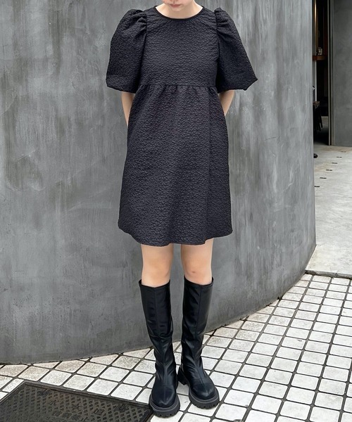 Lamoa(ラモア)の「【Lamoa】/エンボスティアードミニワンピース(ワンピース・レディース・オフホワイト/ブラック/サックスブルー・MEDIUM)」の22枚目の写真