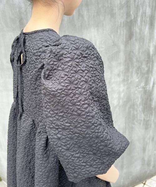 Lamoa(ラモア)の「【Lamoa】/エンボスティアードミニワンピース(ワンピース・レディース・オフホワイト/ブラック/サックスブルー・MEDIUM)」の21枚目の写真