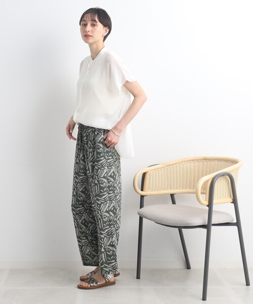 Cutie Blonde(キューティーブロンド)の「◆【ヘルシーなシアー感】前開きバンドカラーシャツ(シャツ/ブラウス・レディース・ホワイト系/ブラック/黄緑系・01/02/03)」の5枚目の写真