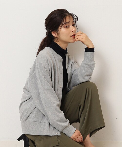 SHOO・LA・RUE（シューラルー）の「◆カジュアル過ぎない 裏毛 ドットボタン カーディガン（カーディガン/ボレロ・レディース・アイボリー/ダークオレンジ/グレー/ブラック・03/02/04）」の4枚目の写真