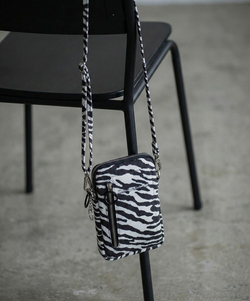 FUNALIVE（ファンアライブ）の「Pisoraro エコバッグ付き スマホポシェット（ショルダーバッグ・レディース・グレイッシュベージュ/スモークピンク/ブラック/ホワイト系その他/ライトグリーン/サーモンピンク/ブラウン系/ブラウン/グレー系その他/グレイッシュブルー/ライトイエロー/ネイビー/ブラック系その他/ラベンダー/レッド/グレー系/ダークグリーン/マジェンタ/ホワイト×ブラック/シルバー/グレー/ベージュ/パイソン/グリーン/ブラック系その他2/アイボリー/グレー系その他2/ブルー系その他/ベージュ系その他・FREE）」の3枚目の写真