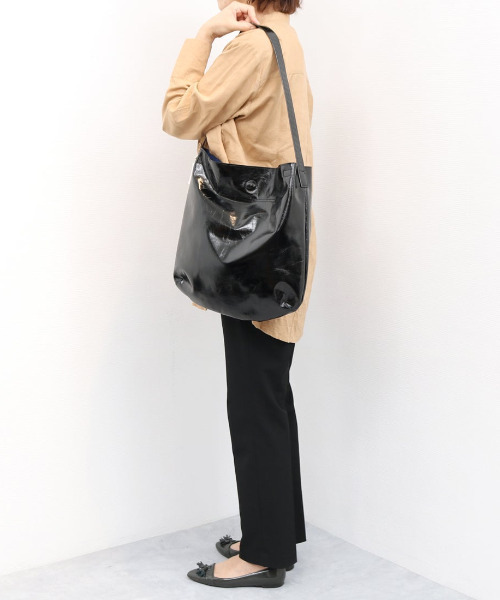 cache cache(カシュ カシュ)の「カシュカシュ cachecache / クラッシュメタリック2wayホーボーショルダー(ショルダーバッグ・レディース・シルバー/ブラック/シルバー系その他/ゴールド・FREE)」の1枚目の写真