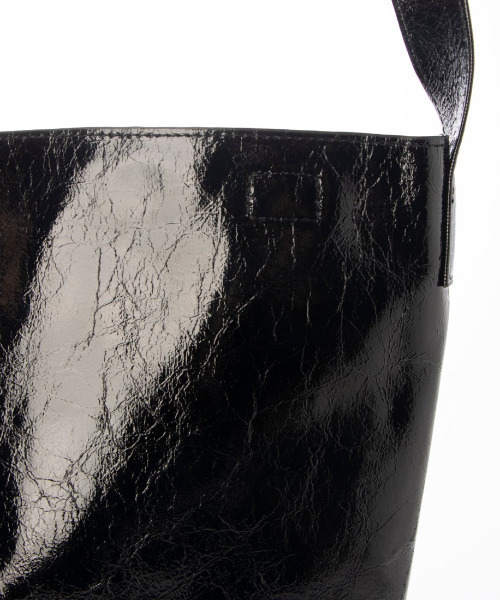 cache cache(カシュ カシュ)の「カシュカシュ cachecache / クラッシュメタリック2wayホーボーショルダー(ショルダーバッグ・レディース・シルバー/ブラック/シルバー系その他/ゴールド・FREE)」の9枚目の写真