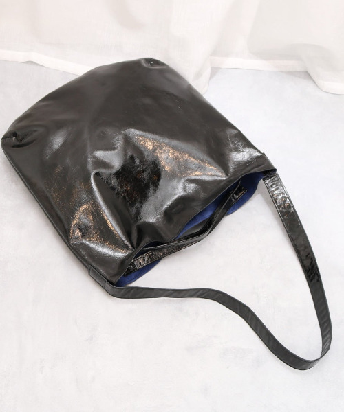 cache cache(カシュ カシュ)の「カシュカシュ cachecache / クラッシュメタリック2wayホーボーショルダー(ショルダーバッグ・レディース・シルバー/ブラック/シルバー系その他/ゴールド・FREE)」の12枚目の写真