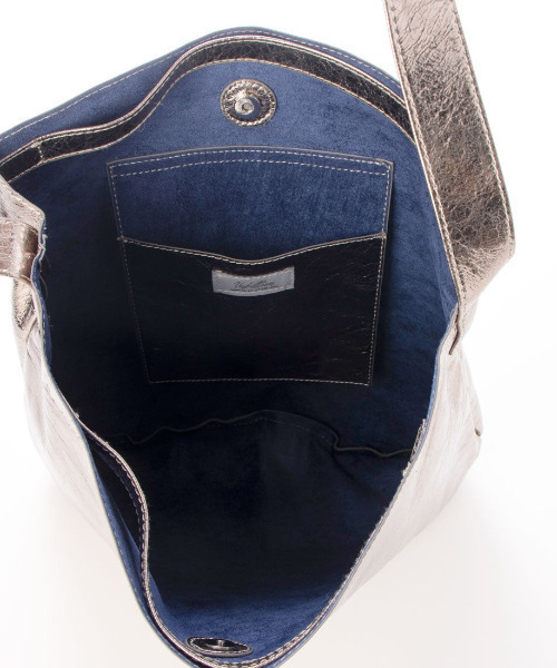 cache cache(カシュ カシュ)の「カシュカシュ cachecache / クラッシュメタリック2wayホーボーショルダー(ショルダーバッグ・レディース・シルバー/ブラック/シルバー系その他/ゴールド・FREE)」の17枚目の写真