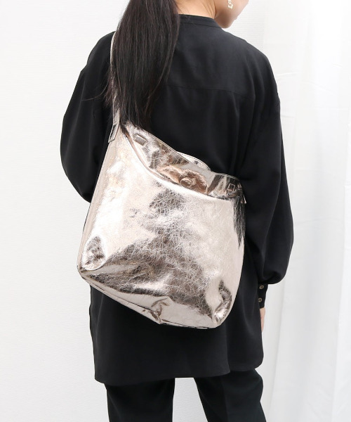 cache cache(カシュ カシュ)の「カシュカシュ cachecache / クラッシュメタリック2wayホーボーショルダー(ショルダーバッグ・レディース・シルバー/ブラック/シルバー系その他/ゴールド・FREE)」の21枚目の写真