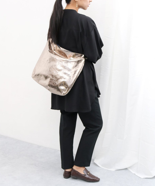 cache cache(カシュ カシュ)の「カシュカシュ cachecache / クラッシュメタリック2wayホーボーショルダー(ショルダーバッグ・レディース・シルバー/ブラック/シルバー系その他/ゴールド・FREE)」の22枚目の写真