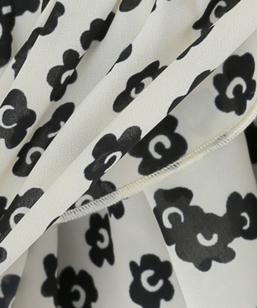 U by SPICK&SPAN（ユーバイスピックアンドスパン）の「フラワープリントフリルブラウス（シャツ/ブラウス・レディース・ブラック/その他3・FREE）」の3枚目の写真