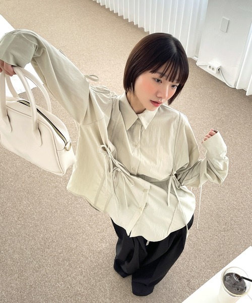 UNE MANSION（ユヌマンション）の「【大人気アイテム】[UNE ORIGINAL]オーバーサイズフロントシャーリングリボンブラウスシャツ（シャツ/ブラウス・レディース・ピンク/チャコール/ベージュ/ブラック/スカイブルー/アイボリー/グレー/ブルー/カーキ/ネイビー・FREE）」の18枚目の写真