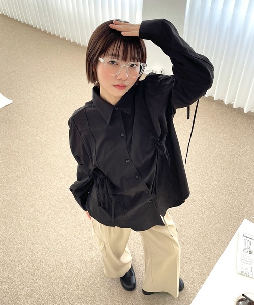 UNE MANSION（ユヌマンション）の「【大人気アイテム】[UNE ORIGINAL]オーバーサイズフロントシャーリングリボンブラウスシャツ（シャツ/ブラウス・レディース・ピンク/チャコール/ベージュ/ブラック/スカイブルー/アイボリー/グレー/ブルー/カーキ/ネイビー・FREE）」の21枚目の写真