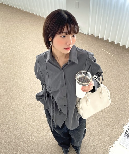 UNE MANSION（ユヌマンション）の「【大人気アイテム】[UNE ORIGINAL]オーバーサイズフロントシャーリングリボンブラウスシャツ（シャツ/ブラウス・レディース・ピンク/チャコール/ベージュ/ブラック/スカイブルー/アイボリー/グレー/ブルー/カーキ/ネイビー・FREE）」の22枚目の写真