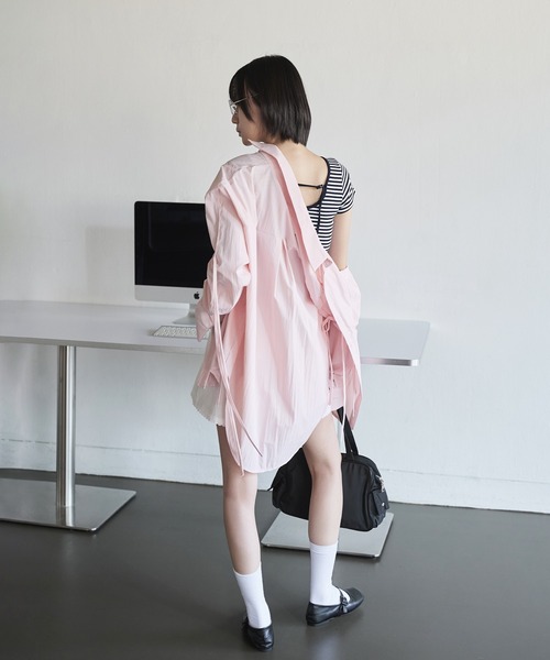 UNE MANSION（ユヌマンション）の「【大人気アイテム】[UNE ORIGINAL]オーバーサイズフロントシャーリングリボンブラウスシャツ（シャツ/ブラウス・レディース・ピンク/チャコール/ベージュ/ブラック/スカイブルー/アイボリー/グレー/ブルー/カーキ/ネイビー・FREE）」の16枚目の写真