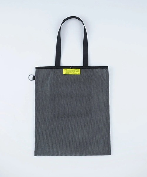 WEEKEND(ER)(ウィークエンダー)の「WEEKEND(ER) ウィークエンダー PVC MESH FLAT TOTE BAG(トートバッグ・メンズ・アイボリー/チャコールグレー・FREE)」の2枚目の写真