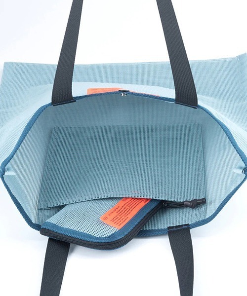 WEEKEND(ER)(ウィークエンダー)の「WEEKEND(ER) ウィークエンダー PVC MESH FLAT TOTE BAG(トートバッグ・メンズ・アイボリー/チャコールグレー・FREE)」の4枚目の写真