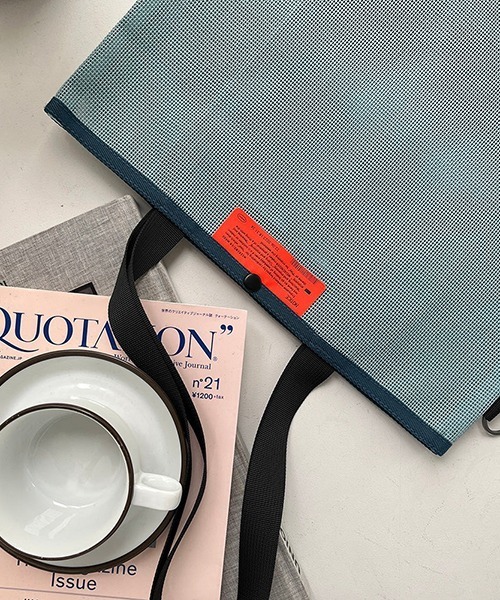 WEEKEND(ER)(ウィークエンダー)の「WEEKEND(ER) ウィークエンダー PVC MESH FLAT TOTE BAG(トートバッグ・メンズ・アイボリー/チャコールグレー・FREE)」の6枚目の写真