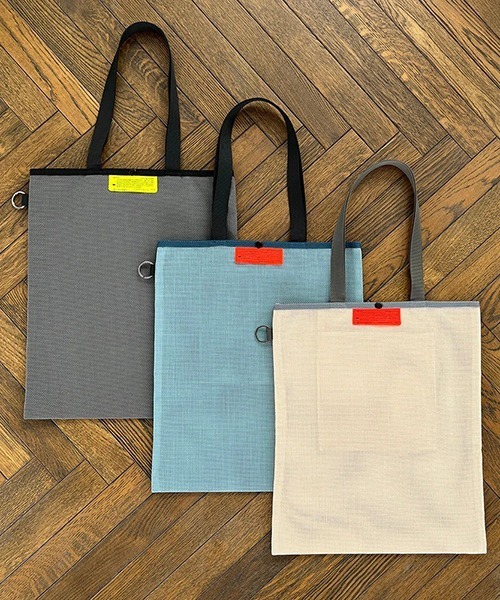 WEEKEND(ER)(ウィークエンダー)の「WEEKEND(ER) ウィークエンダー PVC MESH FLAT TOTE BAG(トートバッグ・メンズ・アイボリー/チャコールグレー・FREE)」の3枚目の写真