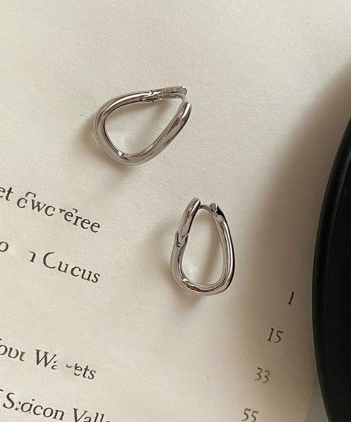 almo（アルモ）の「ラウンド歪みリングフープピアス/ペア(RO)（ピアス（両耳用）・レディース・ゴールド/シルバー・FREE）」の7枚目の写真