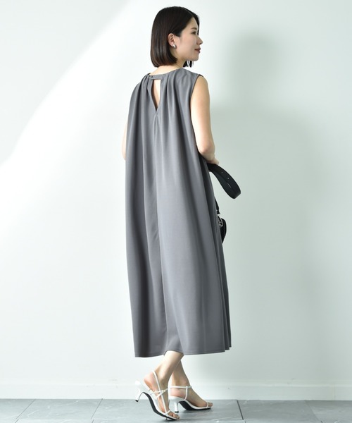 INTERPLANET（インタープラネット）の「カットジョーゼットタックデザインワンピース（ワンピース・レディース・ライトグレー/ブラック/チャコールグレー・FREE）」の11枚目の写真