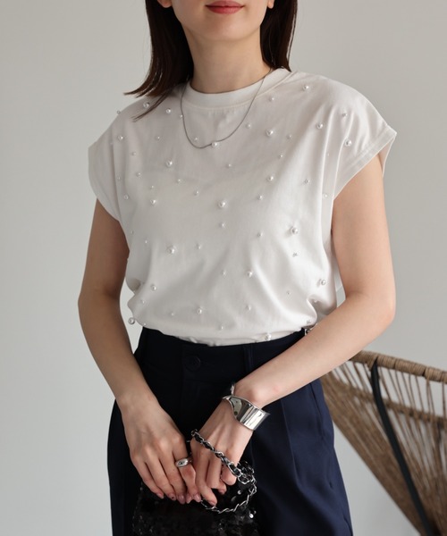 sakishimatokyo(サキシマトーキョー)の「パール付きノースリトップス(Tシャツ/カットソー・レディース・ブラック/オフホワイト・FREE)」の4枚目の写真