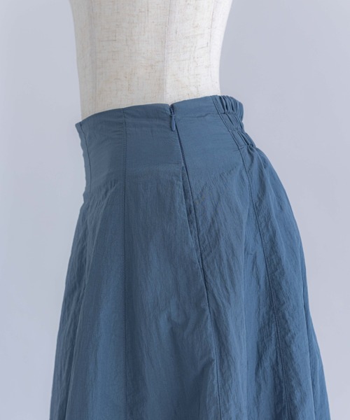 EN NEUME(エンノイム)の「Nylon Taffeta Flared Skirt(スカート・レディース・イエロー/ブラック/ブルー・FREE)」の12枚目の写真