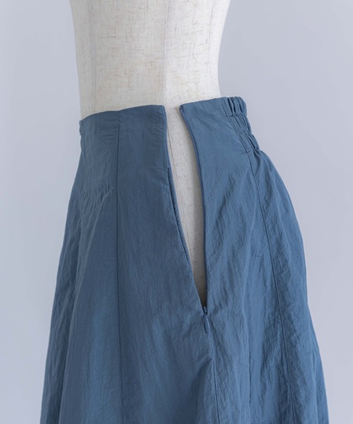 EN NEUME(エンノイム)の「Nylon Taffeta Flared Skirt(スカート・レディース・イエロー/ブラック/ブルー・FREE)」の13枚目の写真