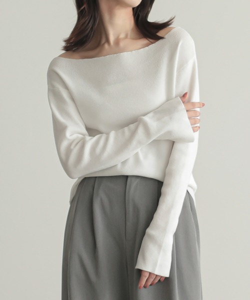 for/c(フォーシー)の「オフショルダーニットプルオーバー【サスティナブル】(ニット/セーター・レディース・オフホワイト/ブルー/ブラック・M/L)」の2枚目の写真