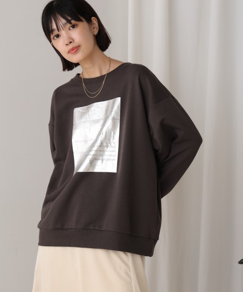 Bou Jeloud(ブージュルード)の「箔プリント裏毛プルオーバー(Tシャツ/カットソー・レディース・チャコールグレー/オフホワイト/グレー・FREE)」の3枚目の写真