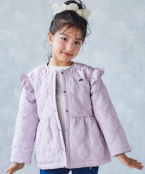 SLAP SLIP(スラップスリップ)の「【お揃い】リボンキルト総柄袖フリルフレアジャケット(90~140cm)(ブルゾン・キッズ・パープル/オフホワイト・90cm/100cm/120cm/110cm/140cm/130cm)」の2枚目の写真