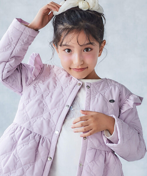 SLAP SLIP(スラップスリップ)の「【お揃い】リボンキルト総柄袖フリルフレアジャケット(90~140cm)(ブルゾン・キッズ・パープル/オフホワイト・90cm/100cm/120cm/110cm/140cm/130cm)」の3枚目の写真