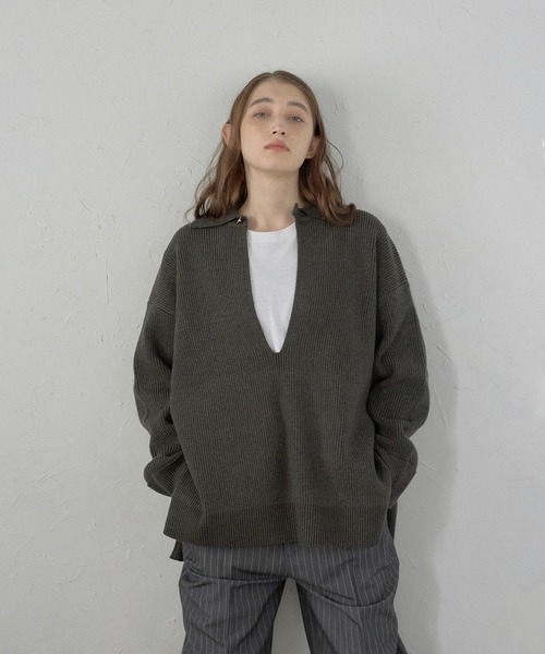 MINERTE（ミネルテ）の「【MINERTE】2way collared deep vneck knit / 2way襟付きディープVネックニット（ニット/セーター・レディース・チャコールグレー/グレー/アイボリー・FREE）」の2枚目の写真