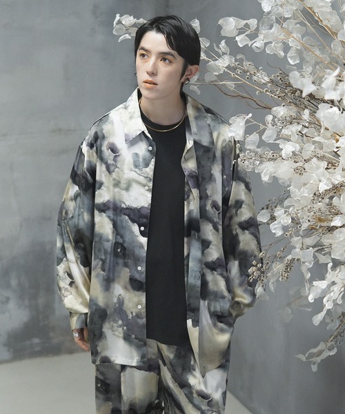 Aphlotus（アプロタス）の「レギュラーカラー アブストラクト グラフィック LS シルクタッチ カバーシャツ（シャツ/ブラウス・メンズ・ブラック/ブルー/グレー・LARGE/MEDIUM/SMALL）」の2枚目の写真