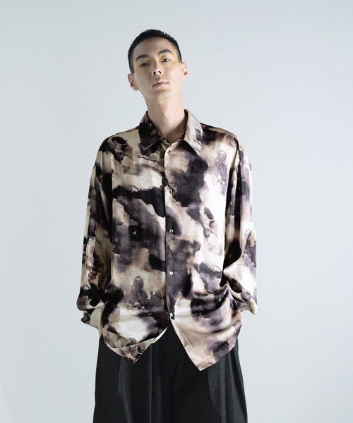 Aphlotus（アプロタス）の「レギュラーカラー アブストラクト グラフィック LS シルクタッチ カバーシャツ（シャツ/ブラウス・メンズ・ブラック/ブルー/グレー・LARGE/MEDIUM/SMALL）」の4枚目の写真