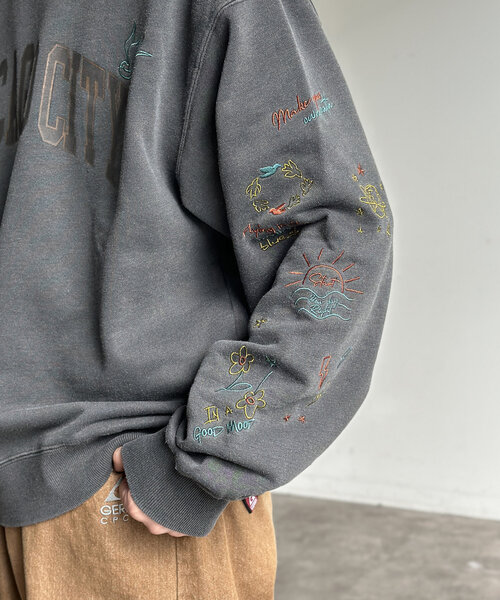 落書き刺繍カレッジロゴスウェット（Tシャツ/カットソー）｜CPCM（シーピーシーエム）