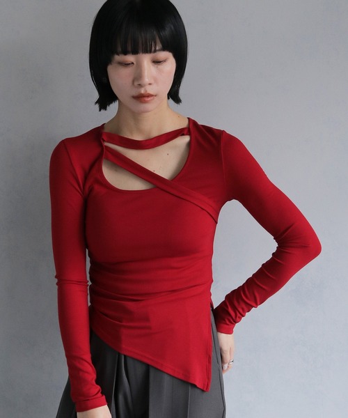 cheriella(シェリエラ)の「【cheriella】サイドスリットチョーカー風カットソー(Tシャツ/カットソー・レディース・ホワイト/レッド/チャコール/マスタード/ブラック・M)」の5枚目の写真