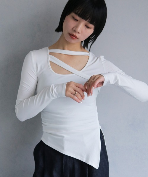 cheriella(シェリエラ)の「【cheriella】サイドスリットチョーカー風カットソー(Tシャツ/カットソー・レディース・ホワイト/レッド/チャコール/マスタード/ブラック・M)」の2枚目の写真