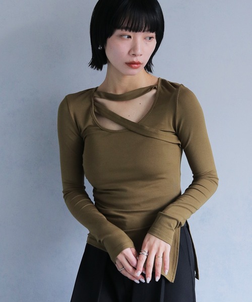 cheriella(シェリエラ)の「【cheriella】サイドスリットチョーカー風カットソー(Tシャツ/カットソー・レディース・ホワイト/レッド/チャコール/マスタード/ブラック・M)」の4枚目の写真