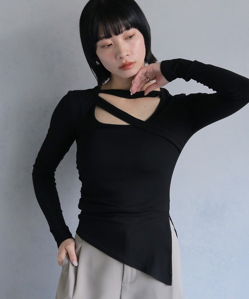 cheriella(シェリエラ)の「【cheriella】サイドスリットチョーカー風カットソー(Tシャツ/カットソー・レディース・ホワイト/レッド/チャコール/マスタード/ブラック・M)」の1枚目の写真