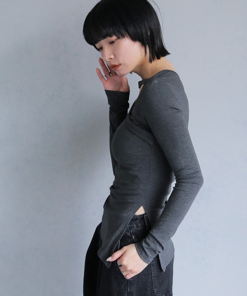 cheriella(シェリエラ)の「【cheriella】サイドスリットチョーカー風カットソー(Tシャツ/カットソー・レディース・ホワイト/レッド/チャコール/マスタード/ブラック・M)」の19枚目の写真