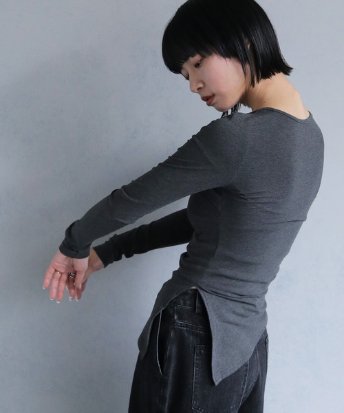cheriella(シェリエラ)の「【cheriella】サイドスリットチョーカー風カットソー(Tシャツ/カットソー・レディース・ホワイト/レッド/チャコール/マスタード/ブラック・M)」の21枚目の写真