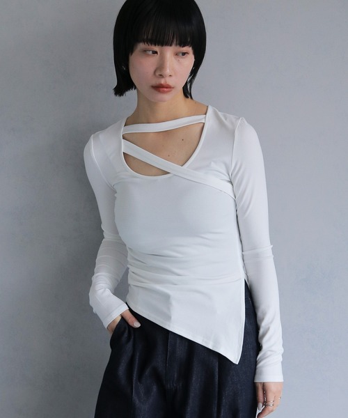 cheriella(シェリエラ)の「【cheriella】サイドスリットチョーカー風カットソー(Tシャツ/カットソー・レディース・ホワイト/レッド/チャコール/マスタード/ブラック・M)」の6枚目の写真