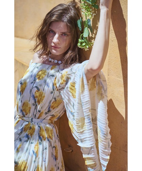 Ester Pleated Dress オフショルアコーディオンプリーツドレス Ester Pleated Dress オフショルアコーディオンプリーツドレス